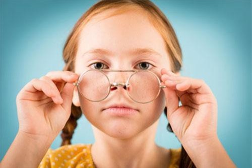 Bé gái 2,5 tuổi cận 900 độ, lộ nguyên nhân ai cũng sợ