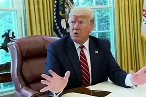 Ông Trump đã ngắt ngang cuộc phỏng vấn, khiển trách Chánh văn phòng Mulvaney vì ông ho trong phòng Bầu Dục khi ông Trump đang trả lời.