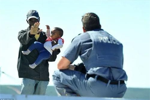 Sốc với cha ném con từ mái nhà để phản đối chính quyền