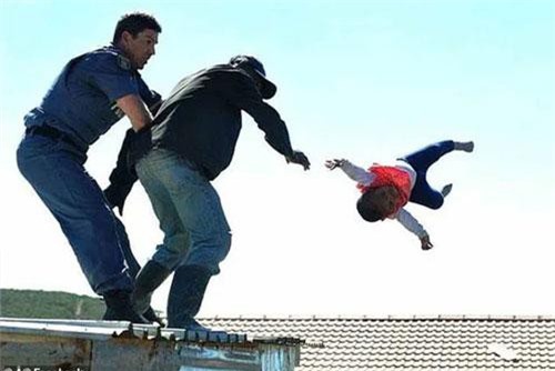 CLIP: 'Phẫn nộ' đám đông kích động người cha ném con khỏi mái nhà để phản đối chính quyền