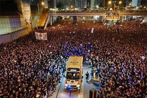 CLIP: Đang biểu tình rầm rộn nhưng 'biển người' vẫn mở đường cho xe cứu thương đi qua