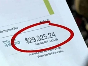 CLIP: Cả nhà 'tá hỏa' khi nhận hóa đơn điện thoại gần 500 triệu đồng sau khi đi du lịch
