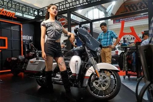 Mỹ nhân tạo dáng bên chiếc Harley-Davidson CVO Street Glide giá xấp xỉ 2 tỷ đồng, trang bị động cơ Milwaukee-Eight 117, dung tích 1.923 phân khối, phun xăng điện tử.