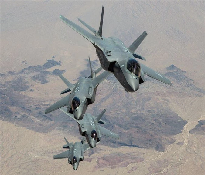 Một đội máy bay F-35 triển khai đội hình gần Căn cứ không quân Luke, Arizona, Mỹ. (Ảnh: Business Insider)