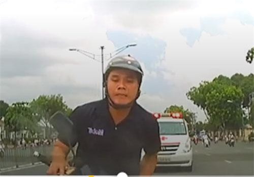 Mải dùng điện thoại, đâm xe máy vào ôtô vẫn "sửng cồ" văng tục