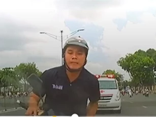 Mải dùng điện thoại, đâm xe máy vào ôtô vẫn "sửng cồ" văng tục
