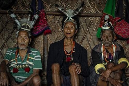 Chuyện kinh dị về bộ tộc diễu đầu người quanh làng