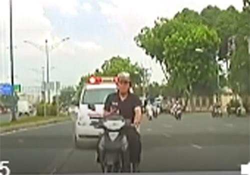 CLIP: Người đàn ông đi xe máy mải nghe điện thoại, đâm thẳng vào đầu ôtô