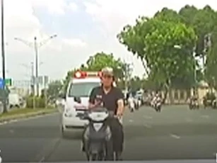 CLIP: Người đàn ông đi xe máy mải nghe điện thoại, đâm thẳng vào đầu ôtô