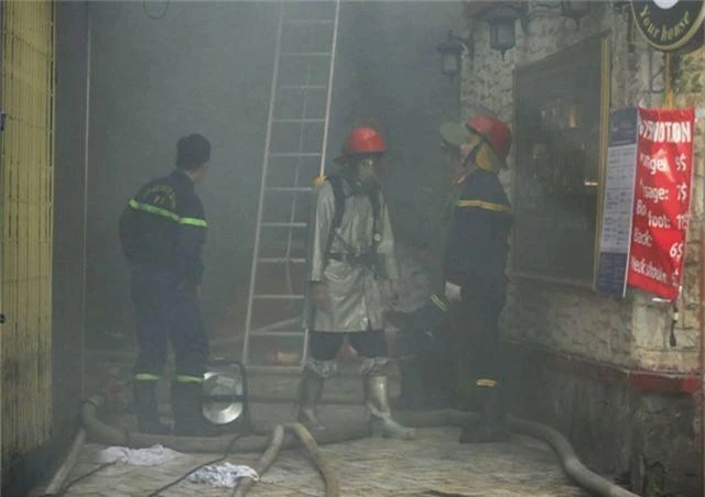 Cháy khách sạn tại quận Hoàn Kiếm, 30 người kịp thời thoát thân - Ảnh 1.