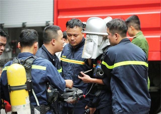 Cháy khách sạn tại quận Hoàn Kiếm, 30 người kịp thời thoát thân - Ảnh 2.