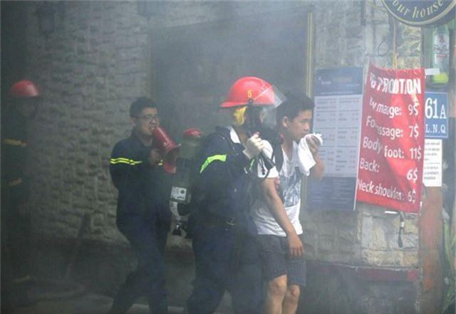 Cháy khách sạn tại quận Hoàn Kiếm, 30 người kịp thời thoát thân - Ảnh 3.