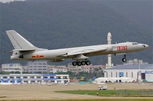 Còn H-6 hay Hong-6 là máy bay ném bom chiến lược hai động cơ mạnh nhất Không quân Trung Quốc hiện nay. Nó cũng là một sản phẩm của Tây An, được chế tạo trên cơ sở tham khảo loại Tu-16 của Liên Xô ra đời năm 1958 cho nên H-6 dù đã qua nhiều lần cải tiến nhưng không thoát khỏi hình dạng máy bay ném bom cổ lỗ những năm 1950. Nguồn ảnh: Wikipedia