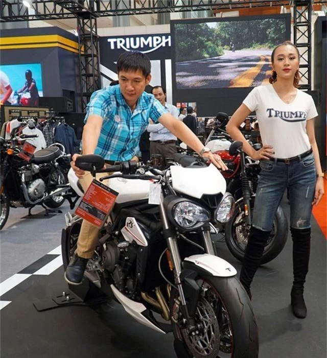 Ngắm những người mẫu xinh đẹp bên môtô “khủng” tại Vietnam AutoExpo 2019 - 1