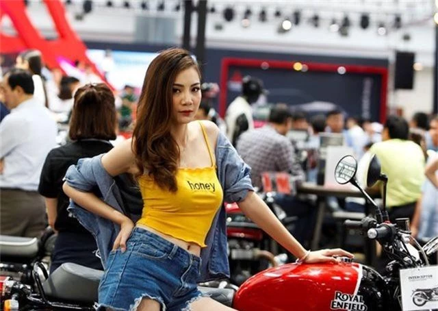 Ngắm những người mẫu xinh đẹp bên môtô “khủng” tại Vietnam AutoExpo 2019 - 3