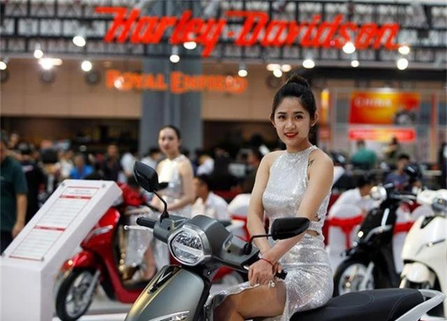 Ngắm những người mẫu xinh đẹp bên môtô “khủng” tại Vietnam AutoExpo 2019 - 5