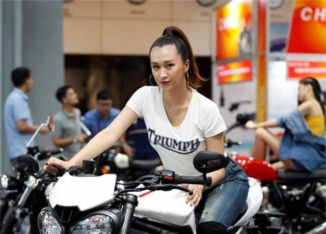 Ngắm những người mẫu xinh đẹp bên môtô “khủng” tại Vietnam AutoExpo 2019 - 7