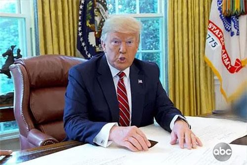 Ông Trump mời Chánh văn phòng Nhà Trắng ra khỏi phòng Bầu Dục vì ho