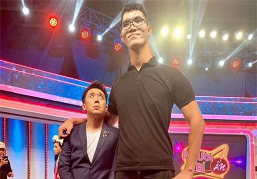 Hết bị chê béo, Trấn Thành bỗng hóa "đuông dừa" khi đứng cạnh chàng trai cao 2m2