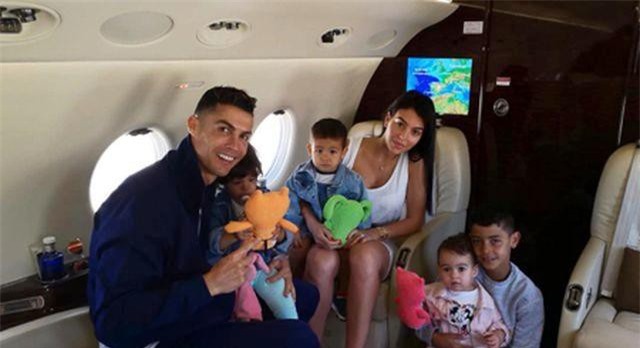 C.Ronaldo đi nghỉ cùng bạn gái, mặc kệ lùm xùm hiếp dâm