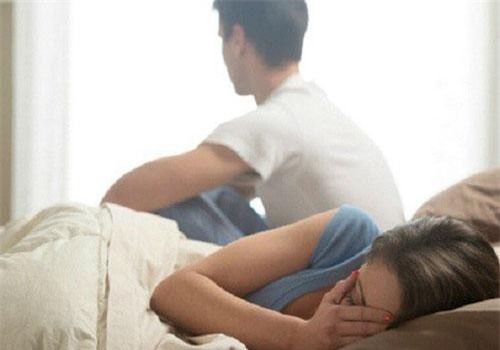 Chờ đợi mãi tưởng được đêm tân hồn mặn nồng, ngờ đâu tôi với anh ngồi nhìn nhau tới sáng