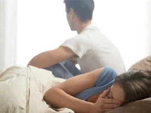 Chờ đợi mãi tưởng được đêm tân hồn mặn nồng, ngờ đâu tôi với anh ngồi nhìn nhau tới sáng