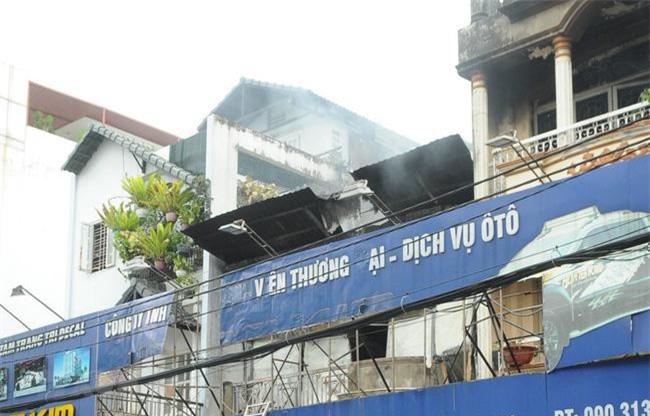 TP.HCM: Cháy công ty lan sang nhà dân