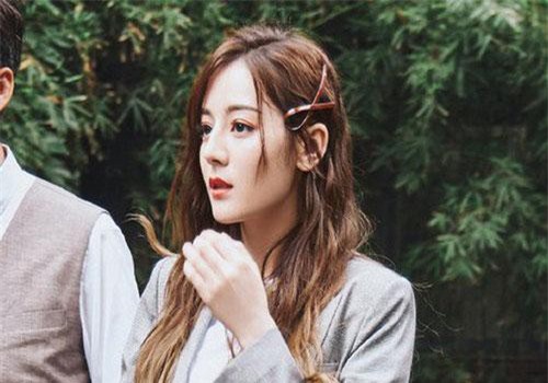 Vẫn biết Địch Lệ Nhiệt Ba để tóc xoăn cực xinh, nhưng loạt ảnh bùng nổ nhan sắc này vẫn chưa có dấu hiệu hạ nhiệt