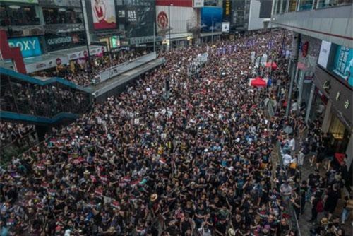 “Biển” người biểu tình Hong Kong mở đường cho xe cứu thương gây 'sốt'