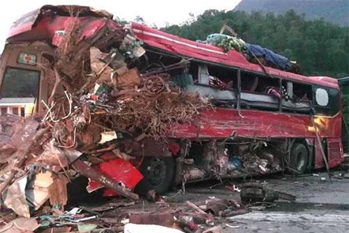 34 người thương vong trong vụ xe tải tông xe khách ở Hòa Bình