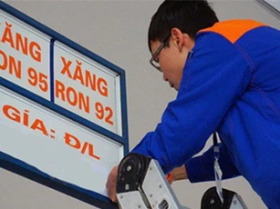 Xăng lại giảm giá mạnh
