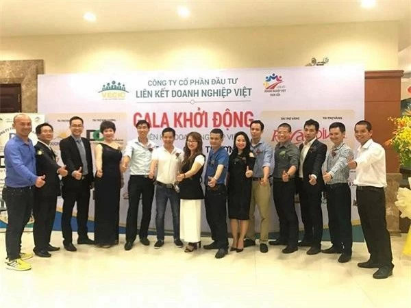 Anh Nguyễn Thanh Sơn và Ban quản trị Group Liên kết doanh nghiệp toàn cầu tại Lễ ra mắt Công ty CP Đầu tư liên kết doanh nghiệp Việt.