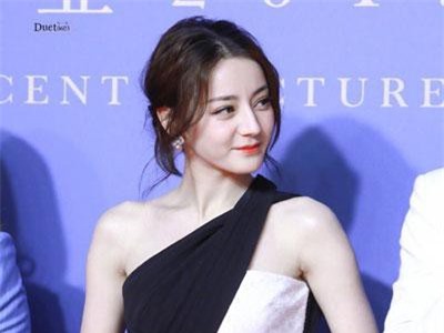 Chưa bao giờ diện váy xẻ sâu đến thế, Địch Lệ Nhiệt Ba khiến cả Weibo xao xuyến body cực nuột nà!