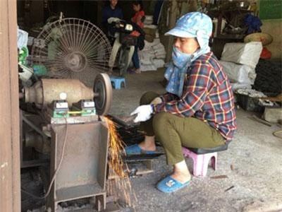 Thanh Hóa: Nắng 40 độ C, đàn bà làng rèn vẫn đập đe bên bếp lửa