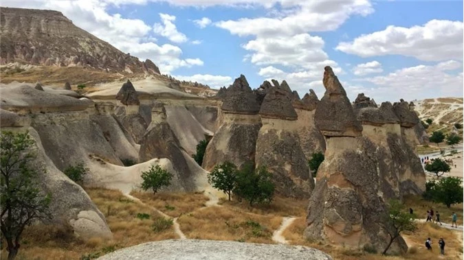 2. Fairy Chimneys (Ống khói cổ tích), Thổ Nhĩ Kỳ Các ống khói cổ tích của Cappadocia ở miền trung Thổ Nhĩ Kỳ là một điều kỳ diệu về địa chất. Các cột đá bazan cứng là kết quả của sự xói mòn qua hàng ngàn năm tạo ra các tòa tháp như ở một thế giới khác. Tuy nhiên, điều làm cho chúng thực sự đặc biệt là hệ thống hang động và các thành phố nằm bên dưới chúng.