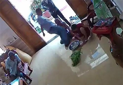 Quảng Nam: Khởi tố nhóm côn đồ xông vào nhà hành hung phụ nữ