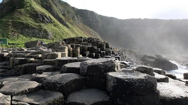 3. Giant's Causeway (Đường trên cao khổng lồ), Bắc Ireland Trên bờ biển phía bắc Đại Tây Dương hoang dã của Bắc Ireland, Giant's Causeway được coi là một truyền thuyết thực sự. Truyền thuyết hay nhất là nó được tạo ra bởi người khổng lồ Finn McCool để đối đầu với đối thủ người Scotland Benandonner, và bị phá hủy khi Finn trở về nhà. Trong khi thực tế lịch sử của nó ít sinh động nhưng không kém phần tuyệt vời. Các con đường là kết quả của việc làm lạnh dung nham qua hàng triệu năm. Những cấu tạo tương tự như vậy có thể được tìm thấy tại Hang động của Fingeral ở Staffa, Scotland.