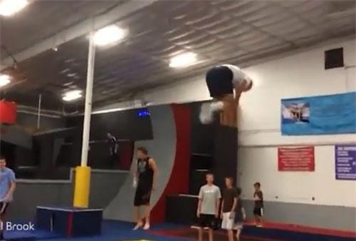 CLIP: Cụ ông 66 tuổi bật nhảy ‘cực đỉnh’ khiến giới trẻ phải ‘chào thua’