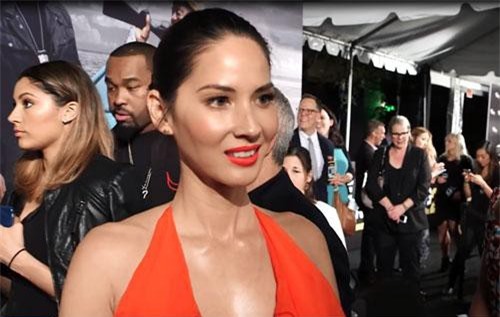 CLIP: Olivia Munn xinh đẹp đi sự kiện