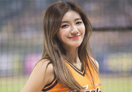 Vẻ gợi cảm của hoạt náo viên cao 1,72 m nổi tiếng nhất Hàn Quốc