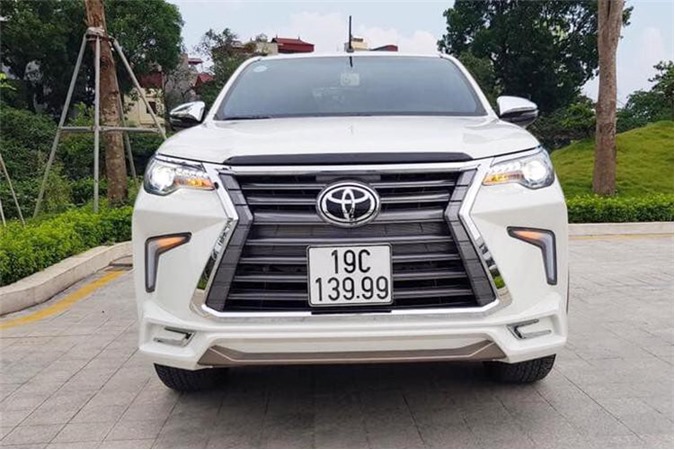 Dân chơi Việt "hô biến" Toyota Hilux thành bán tải Lexus