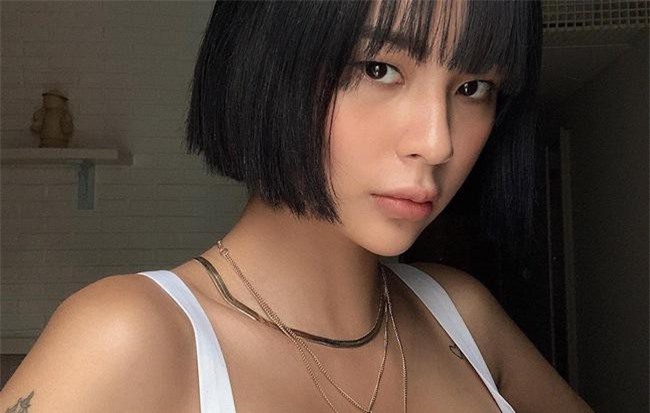 Gương mặt khác lạ bất ngờ, Phí Phương Anh vừa bơm môi đúng không?