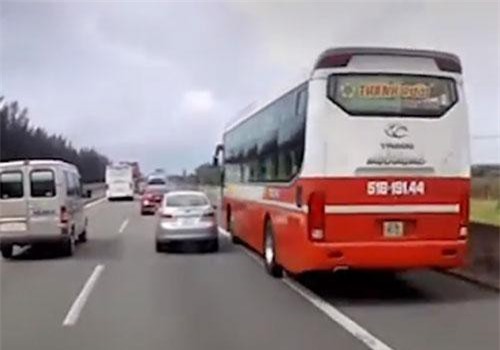 CLIP: 'Mất vía' xe khách vượt lên trên lấn ôtô làm bay gương chiếu hậu trên cao tốc