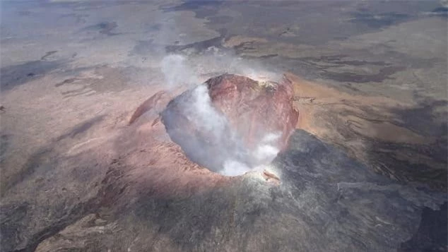 9. Núi lửa Kilauea, Hawaii Kilauea là một núi lửa hình khiên đang hoạt động, và là núi lửa hoạt động tích cực nhất trong số năm núi lửa tạo nên đảo Hawaii. Kilauea vẫn đang trong tình trạng phun trào gần như liên tục, dung nham nóng chảy chảy xuống đường và phá hủy nhà cửa và khu nghỉ mát quanh đó. Vụ phun trào năm 2018 của nó tạo ra các lỗ thông hơi nổ tung, những dòng sông dung nham chảy ra Thái Bình Dương và thải một lượng lớn khói độc vào không khí. Kilauea được cho là đã 210.000 - 280.000 năm tuổi và nổi lên trên mực nước biển trên bờ phía đông nam của hòn đảo Hawaii khoảng 100.000 năm trước.