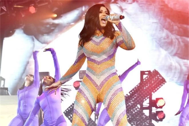 Cardi B sau khi đại tu vóc dáng: bàn tọa khủng đến mức rách đũng quần, áo bra như sắp long ra đến nơi - Ảnh 1.