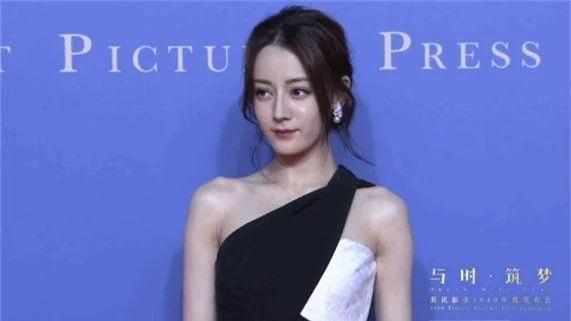 Chưa bao giờ diện váy xẻ sâu đến thế, Địch Lệ Nhiệt Ba khiến cả Weibo xao xuyến body cực nuột nà! - Ảnh 5.