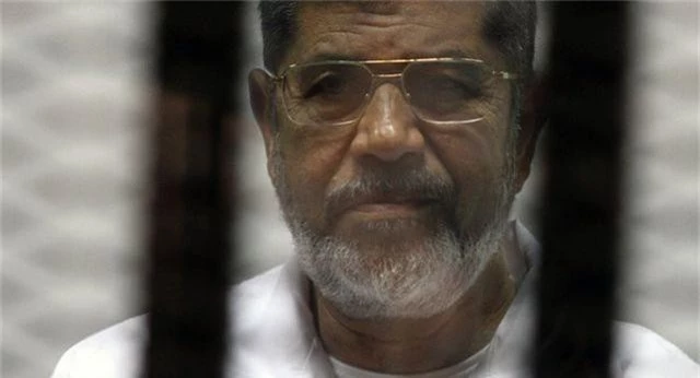 Cựu Tổng thống Ai Cập đột tử giữa phiên tòa xét xử nghi án gián điệp - 1