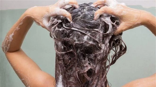 Đây chính là những sai lầm thường gặp khiến mái tóc của bạn ngày càng yếu dần - Ảnh 6.