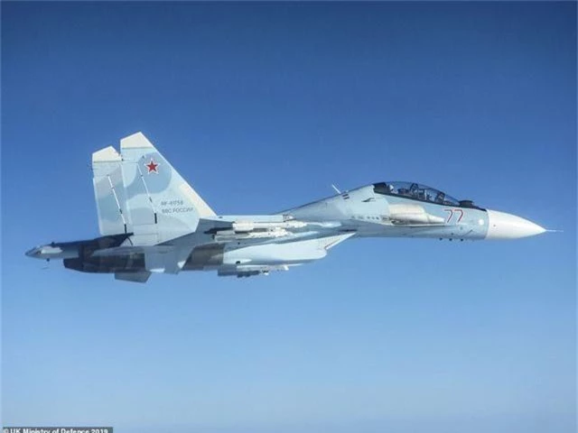 Khoảnh khắc tiêm kích “cuồng phong” Anh chặn “hổ mang chúa” Su-30 của Nga - 7