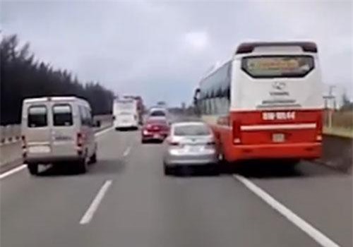 Ôtô con mất lái, va chạm với xe khách làm gương chiếu hậu văng lên trời